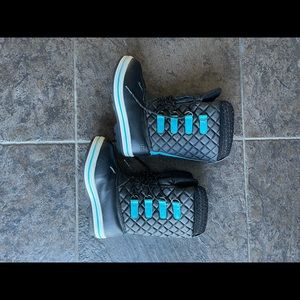 Snow boot. Size 2. Minimally worn. Black and Teal